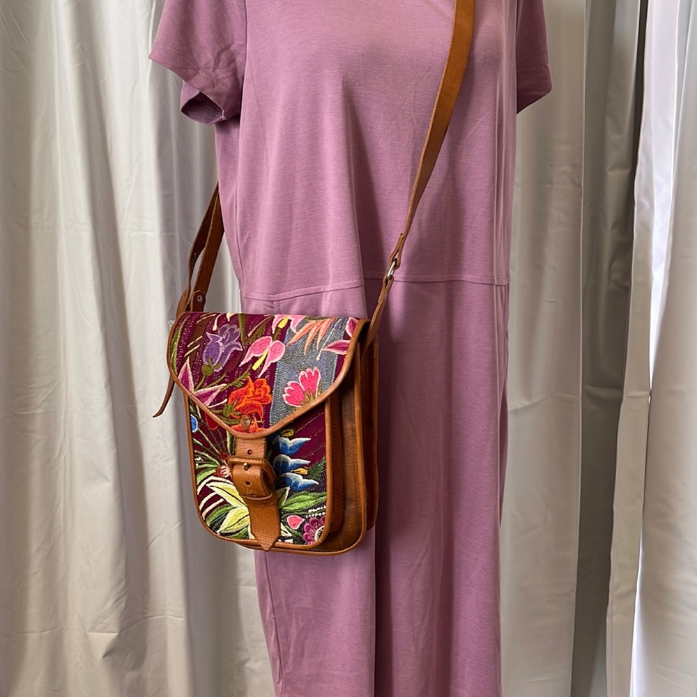 Beautiful Handmade Embroidered Leather crossbody purse. 2 inside pockets.